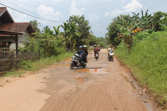 Jalan lingkungan di Kelurahan Kenali Asam Bawah lebih dari 50 persen dalam kondisi rusak